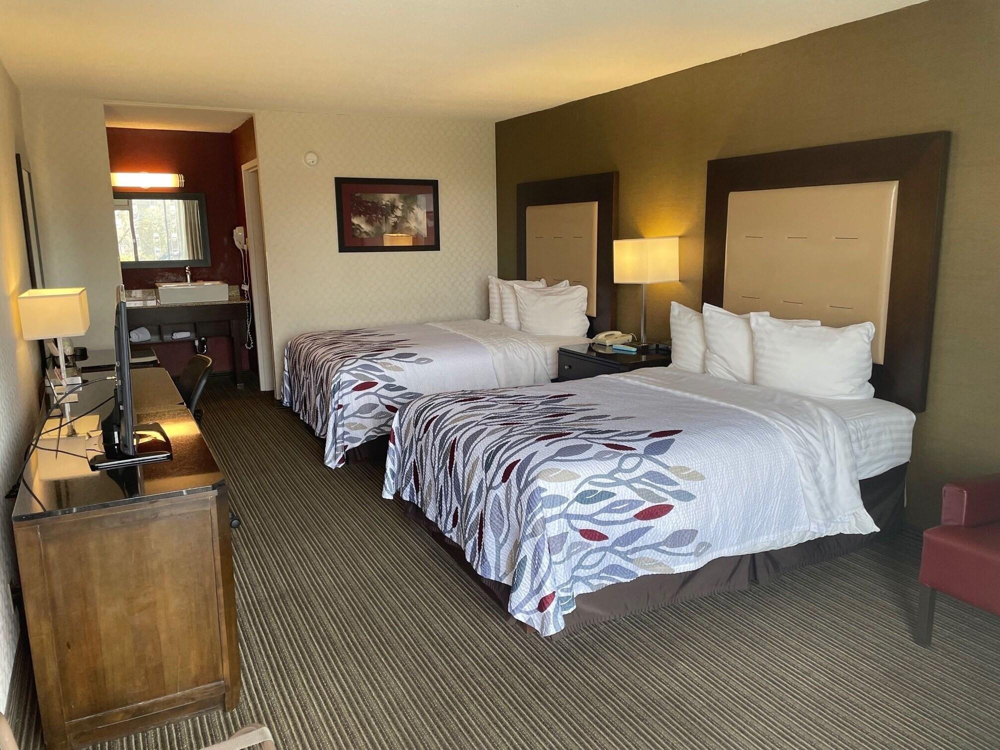 Red Roof Inn & Suites Dekalb Dış mekan fotoğraf