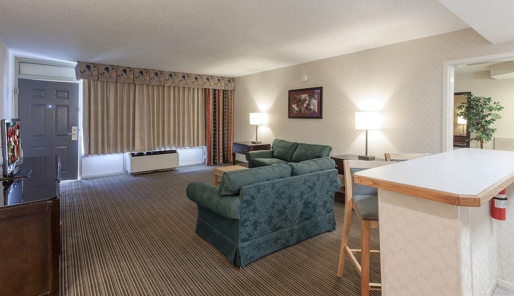 Red Roof Inn & Suites Dekalb Dış mekan fotoğraf