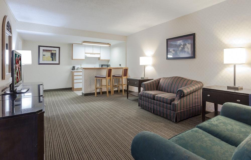 Red Roof Inn & Suites Dekalb Dış mekan fotoğraf