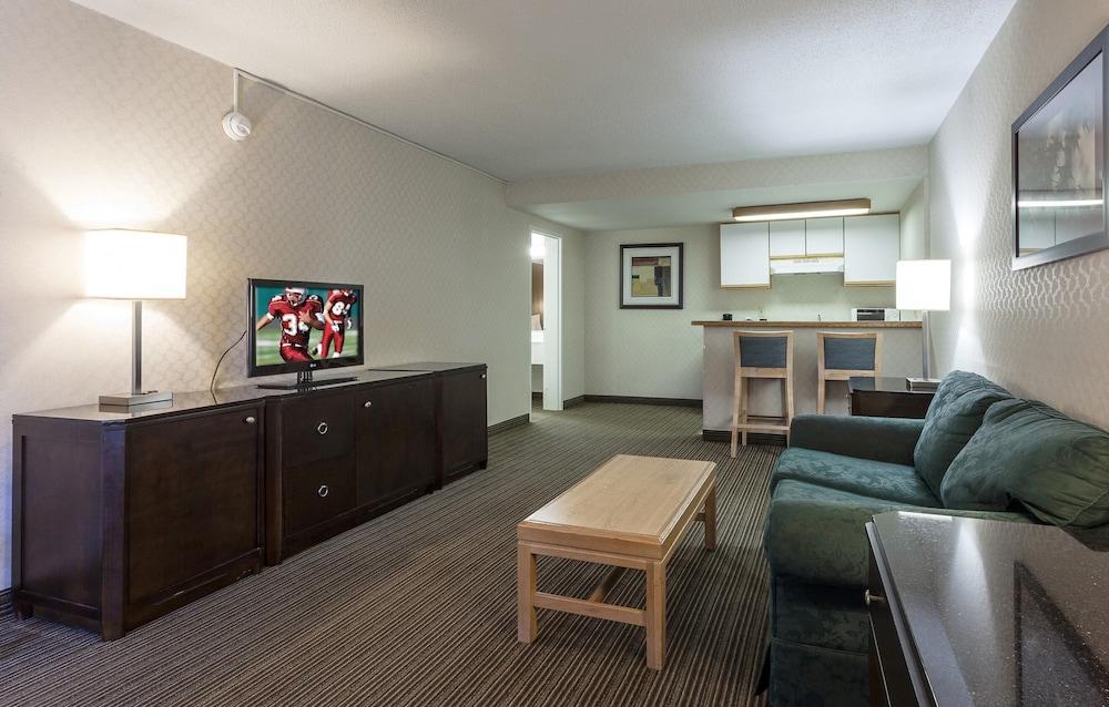 Red Roof Inn & Suites Dekalb Dış mekan fotoğraf