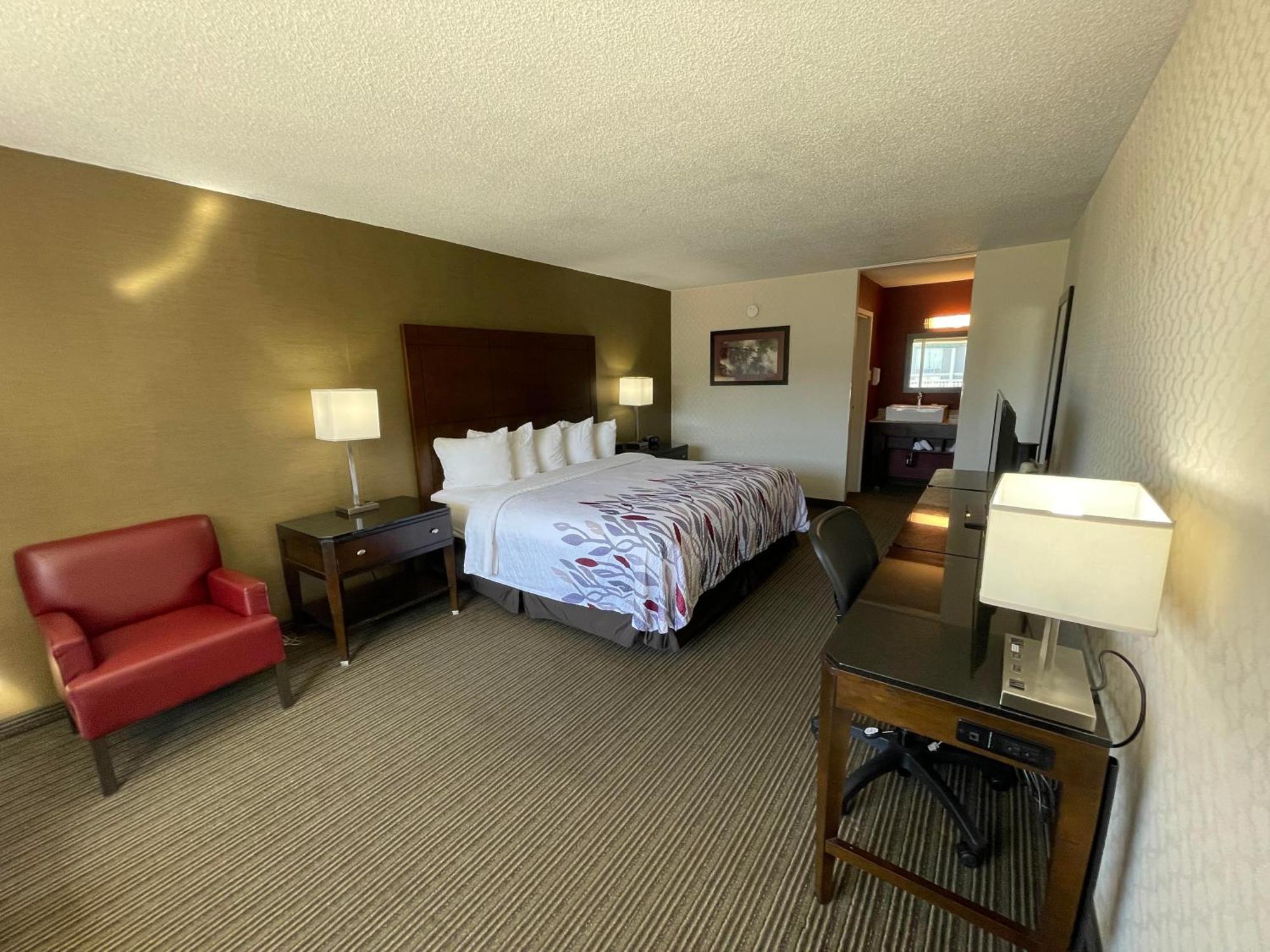 Red Roof Inn & Suites Dekalb Dış mekan fotoğraf