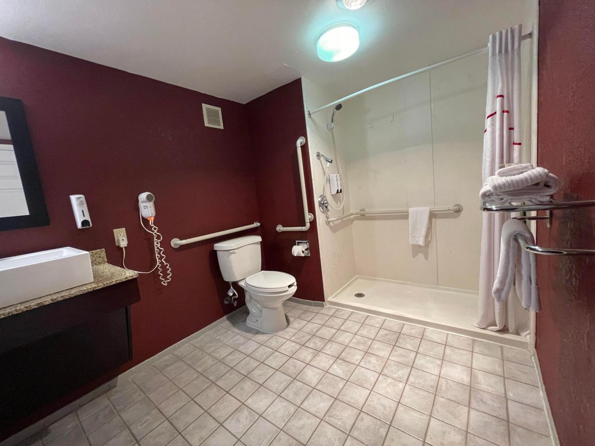 Red Roof Inn & Suites Dekalb Dış mekan fotoğraf