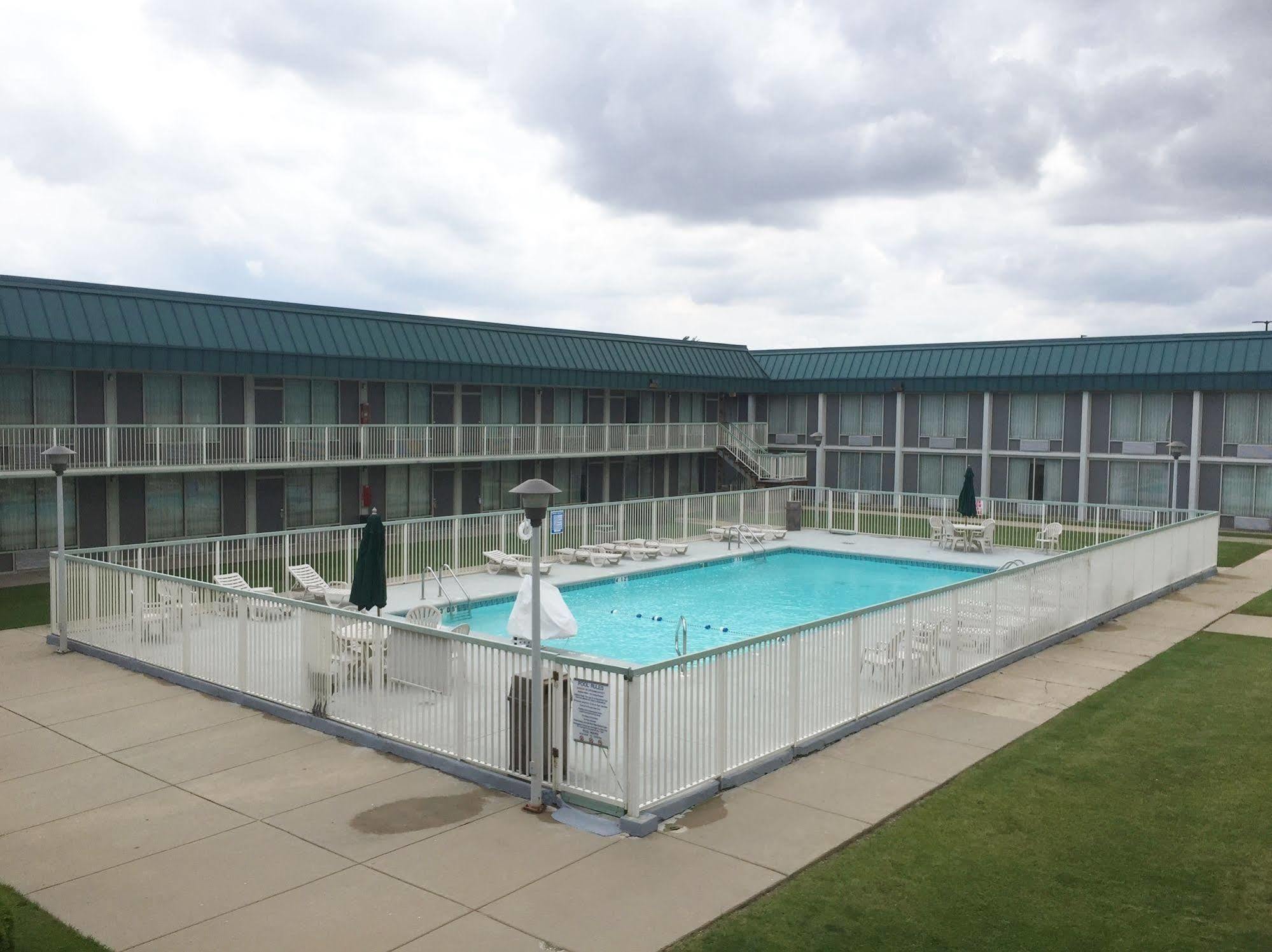 Red Roof Inn & Suites Dekalb Dış mekan fotoğraf